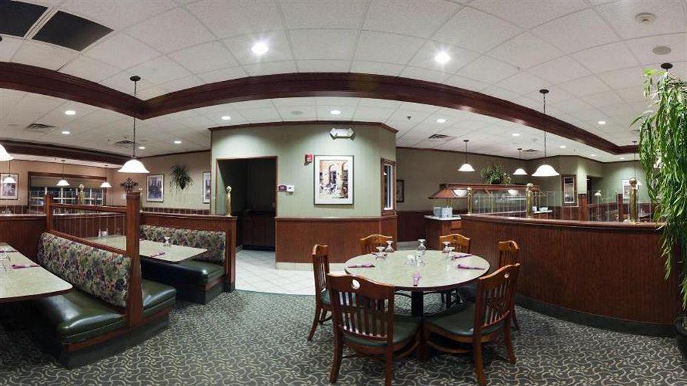 Holiday Inn Conference Center Marshfield, An Ihg Hotel Екстериор снимка
