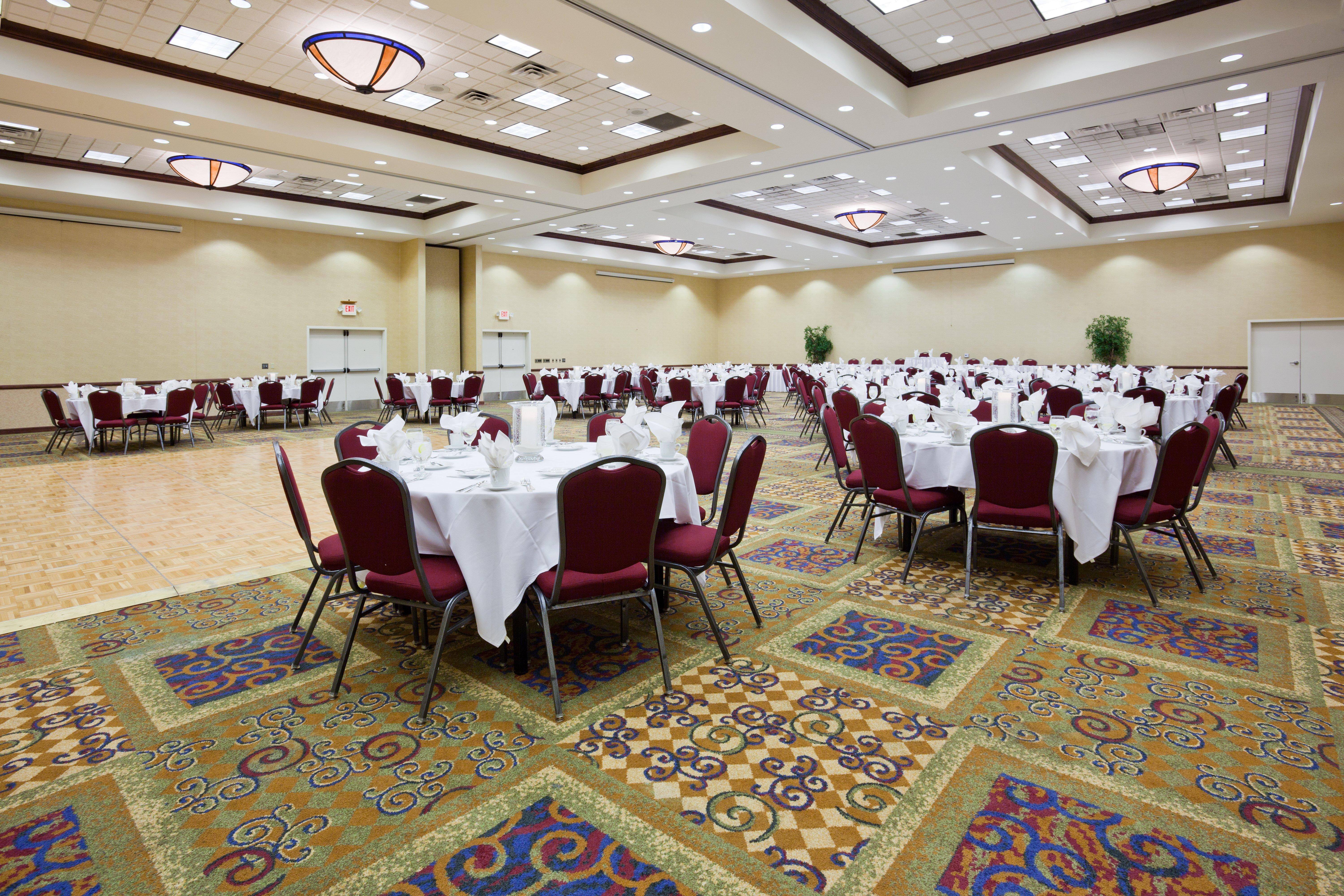 Holiday Inn Conference Center Marshfield, An Ihg Hotel Екстериор снимка